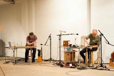 Nelson Soares e Marcos Moreira, que formam o duo O Grivo, 
trabalham com instalações sonoras e instrumentos inventados -  (crédito: Paula Huven/Divulgação)