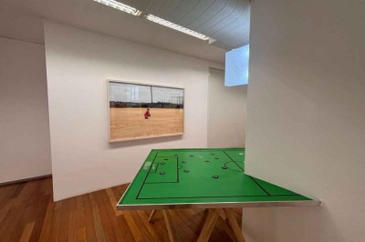 Instalações que têm o futebol de botão como tema e procuram fazer o público refletir sobre seu posicionamento fazem parte da mostra, em cartaz até 30 de agosto -  (crédito:  froiid/divulgação)