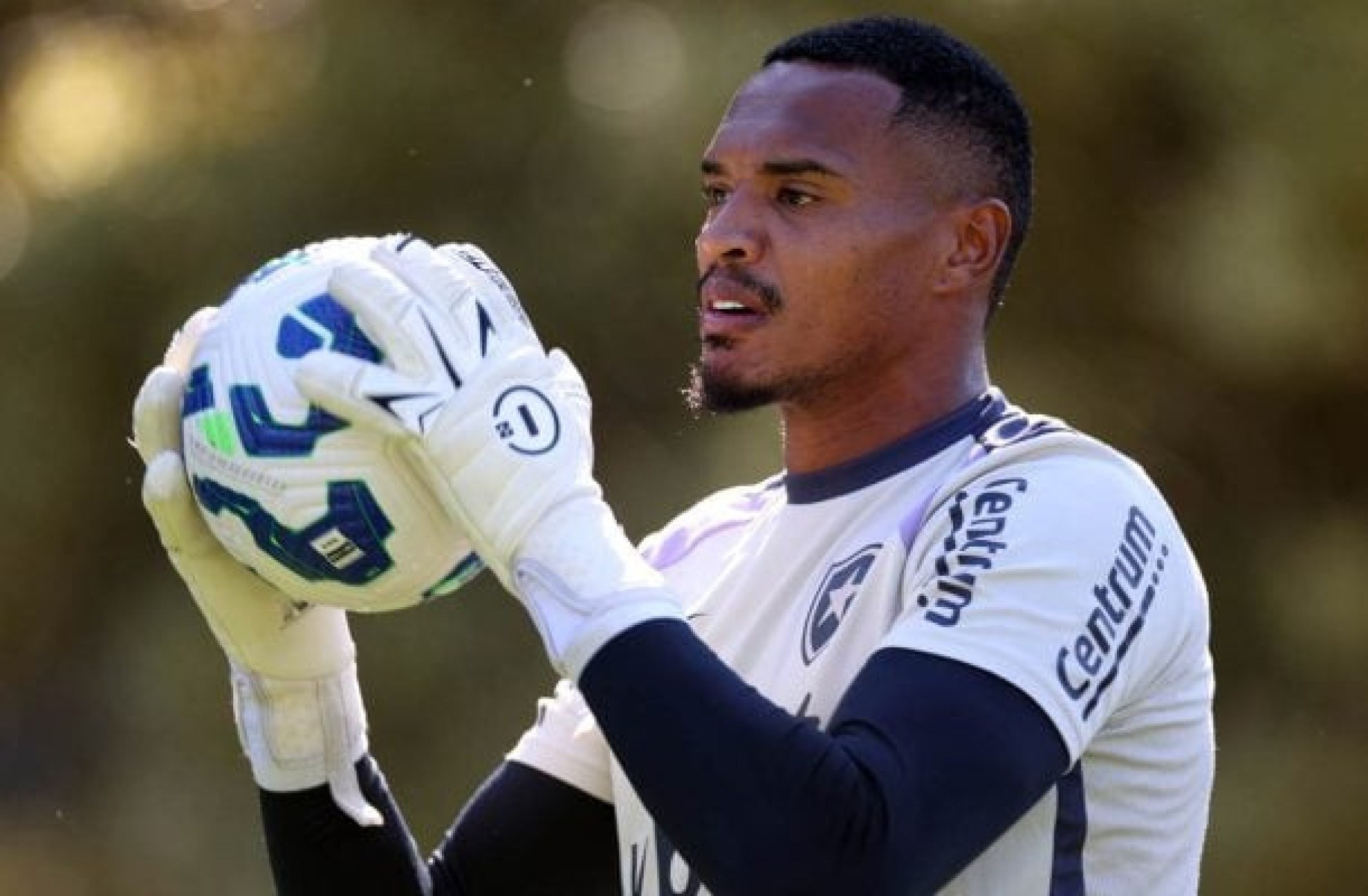Gigante europeu observa John, destaque do Botafogo no Mundial