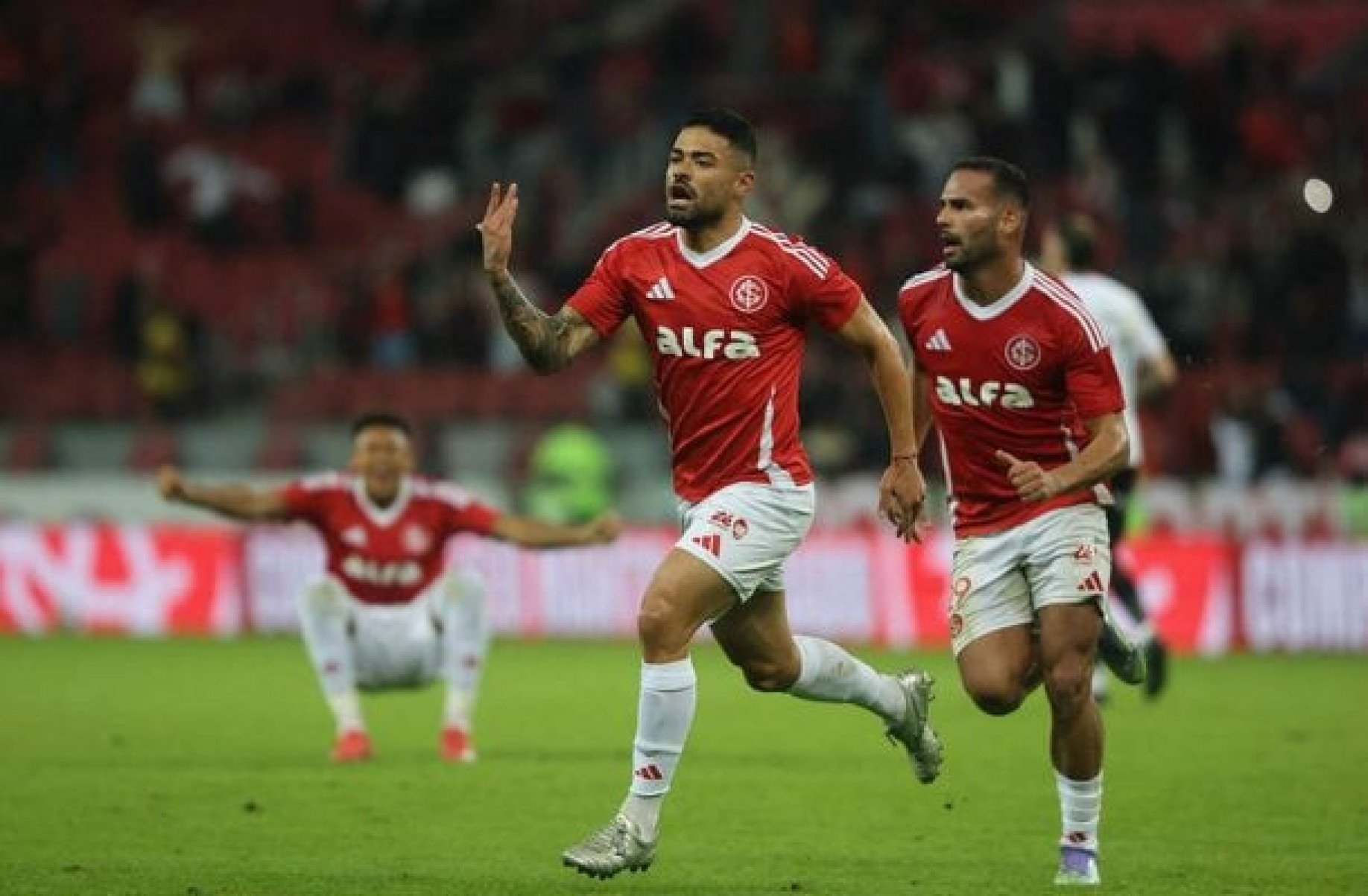 Tabata marca no fim, Inter bate o Vitória e deixa o Z4 do Brasileirão