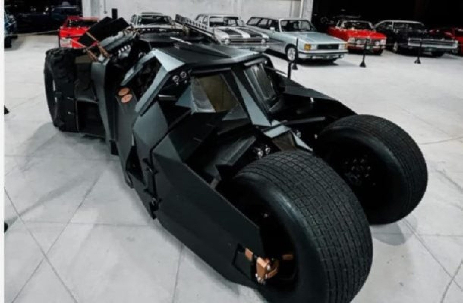 Herói mascarado: Neymar compra réplica do Batmóvel