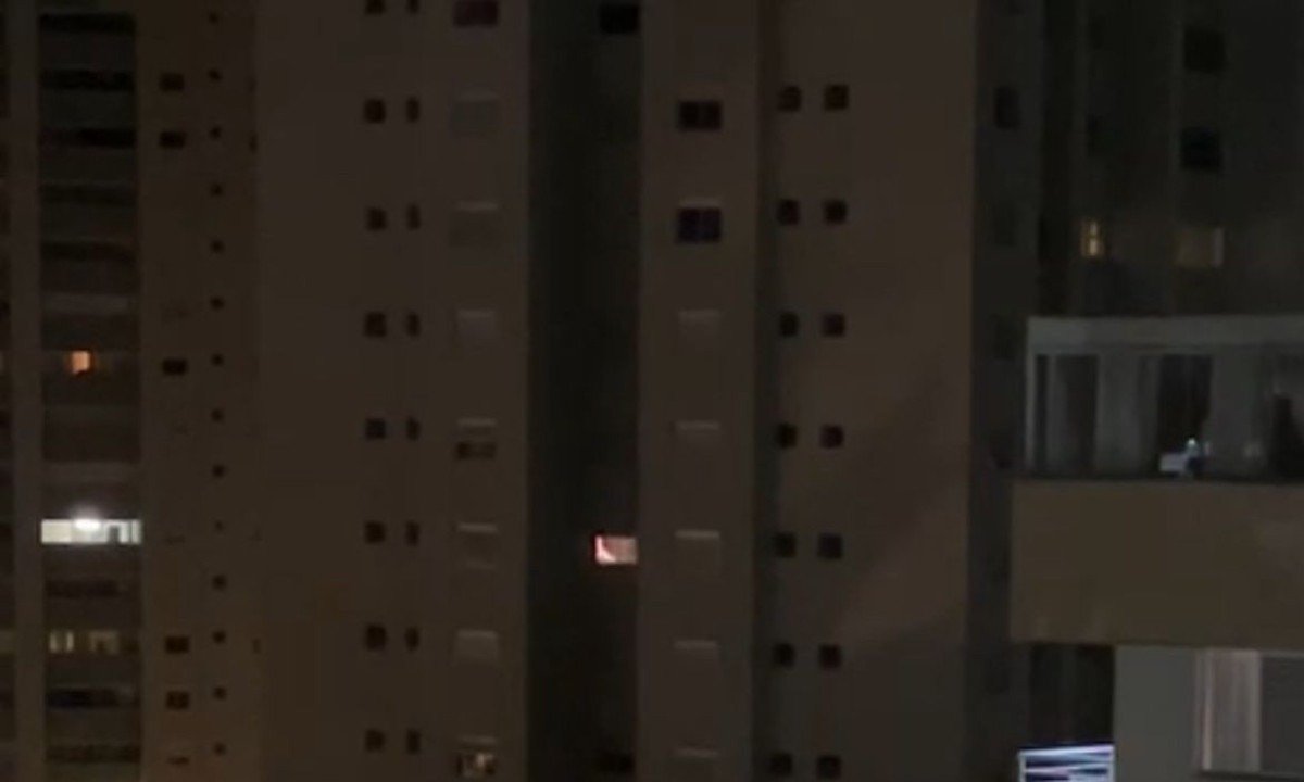 Apartamento com 'inc&ecirc;ndio' estava apenas transmitindo v&iacute;deo de lareira em uma TV; alarme falso mobilizou os bombeiros em Nova Lima -  (crédito: Corpo de Bombeiros/Divulga&ccedil;&atilde;o)