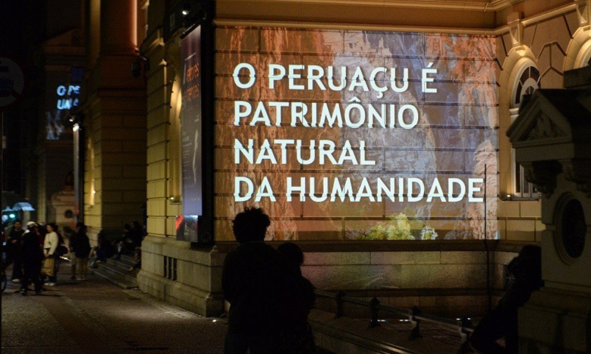 Projeções de imagens do Vale do Peruaçu na lateral do prédio do Centro Cultural Banco do Brasil, na Praça da Liberdade, em BH      