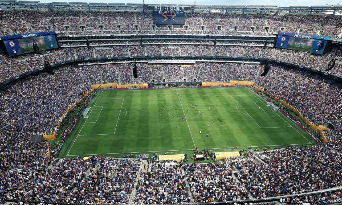 O MetLife Stadium, em Nova Jérsei, recebeu quase lotação máxima na decisão da Copa do Mundo de Clubes, na qual o Chelsea bateu o Paris Saint-Germain
- (crédito: AL BELLO / GETTY IMAGES / AFP) O MetLife Stadium, em Nova Jérsei, recebeu quase lotação máxima na decisão da Copa do Mundo de Clubes, na qual o Chelsea bateu o Paris Saint-Germain
- (crédito: AL BELLO / GETTY IMAGES / AFP)