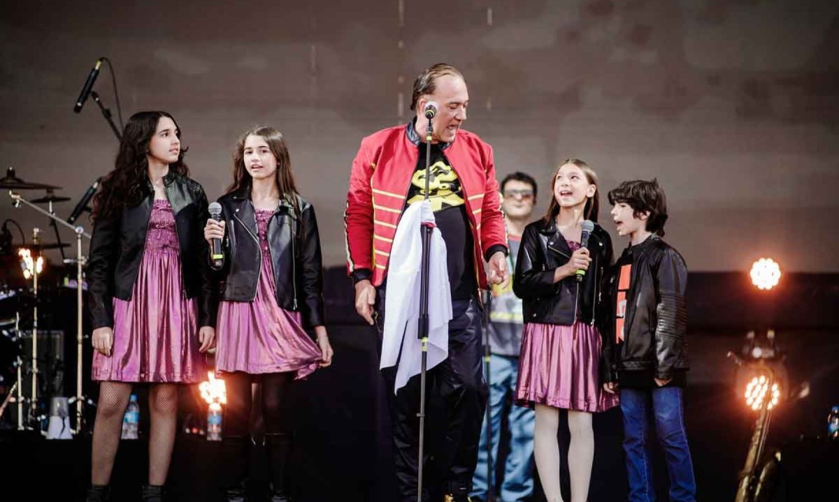 Bruno Gouveia, do biquíni, com as crianças Sara, Lara, Letícia (filha de Bruno) e Davi, no palco, no Mineirão - (crédito: Guilherme Leite Fotografia/Divulgação) Bruno Gouveia, do biquíni, com as crianças Sara, Lara, Letícia (filha de Bruno) e Davi, no palco, no Mineirão - (crédito: Guilherme Leite Fotografia/Divulgação)