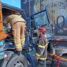 Caminhão bateu na traseira da carreta. Vítimas ficaram com as pernas presas nas ferragens do veículo -  (crédito: CBMG/ Divulgação)