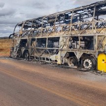 A suspeita é de que o incêndio tenha sido provocado por um curto-circuito na parte elétrica do ônibus de viagem -  (crédito: CBMMG / Divulgação)