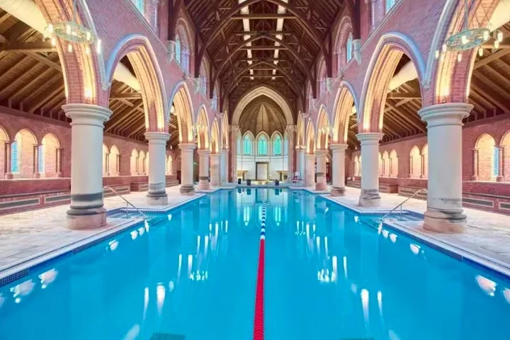 Piscina em capela de antigo hospital psiquiátrico atrai visitantes - divulgação/Virgin Active