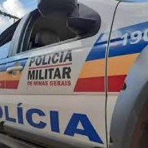 Homem é encontrado caído em beco com tiro nas costas