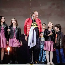 Bruno Gouveia, do biquíni, com as crianças Sara, Lara, Letícia (filha de Bruno) e Davi, no palco, no Mineirão -  (crédito: Guilherme Leite Fotografia/Divulgação)