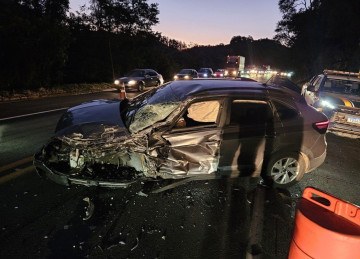 Carro de Fabiano, da dupla com César Menotti, ficou destruído após colisão na BR-040, em Juiz de Fora, na Zona da Mata mineira -  (crédito: Corpo de Bombeiros/Divulgação)