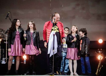 Bruno Gouveia, do biquíni, com as crianças Sara, Lara, Letícia (filha de Bruno) e Davi, no palco, no Mineirão -  (crédito: Guilherme Leite Fotografia/Divulgação)