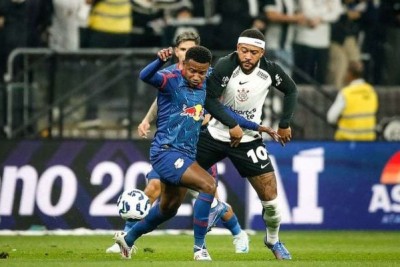 O Corinthians não teve o retorno esperado pela sua torcida após a pausa para o Mundial de Clubes. Na noite deste domingo (13), o Timão perdeu para o Bragantino por 2 a 1, com gol no último lance, e não soube aproveitar o maior volume ofensivo que produziu na partida, principalmente na segunda etapa. Confira como o Jogada10 avaliou os jogadores alvinegros. - Foto: Ari Ferreira/Red Bull Bragantino -  (crédito: Ari Ferreira/Red Bull Bragantino)