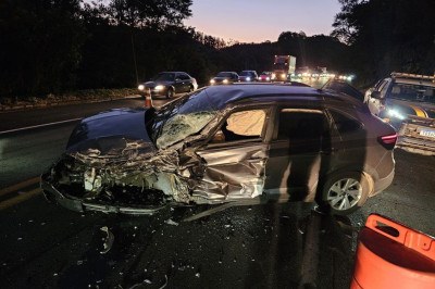 Carro de Fabiano, da dupla com César Menotti, ficou destruído após colisão na BR-040, em Juiz de Fora, na Zona da Mata mineira -  (crédito: Corpo de Bombeiros/Divulgação)