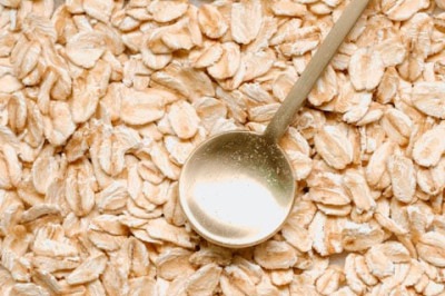 Seja em formato de flocos, farelo, farinha ou cereal, a aveia é um alimento extremamente nutritivo e favorece a saúde dos indivíduos  prevenindo doenças crônicas. Ela pode ser consumida de forma pura ou associada a outros ingredientes. -  (crédito: Unsplash/Melissa Di Rocco)