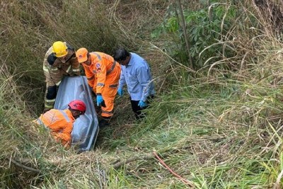 Bombeiros removeram o corpo que estava a 30 metros de profundidade em relação à estrada -  (crédito: CBMMG)