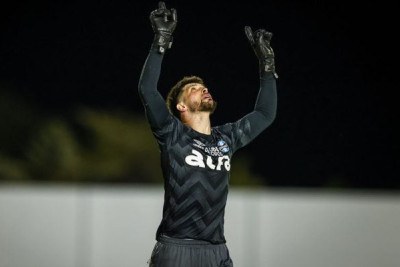 VOLPI - Bombardeado, conseguiu salvar o Grêmio apenas duas vezes. Teve que buscar a bola na rede quatro vezes. Mas está longe de swer um vilão, apesar de titubear na saída do arco no 2 a 0 - NOTA: 5,5 - Foto: Lucas Uebel/Grêmio -  (crédito: Foto: Lucas Uebel/Grêmio)