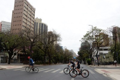 Avenida Afonso Pena, em Belo Horizonte, com céu encoberto neste domingo (13/7)   -  (crédito: Túlio Santos/EM/D.A.Press)
