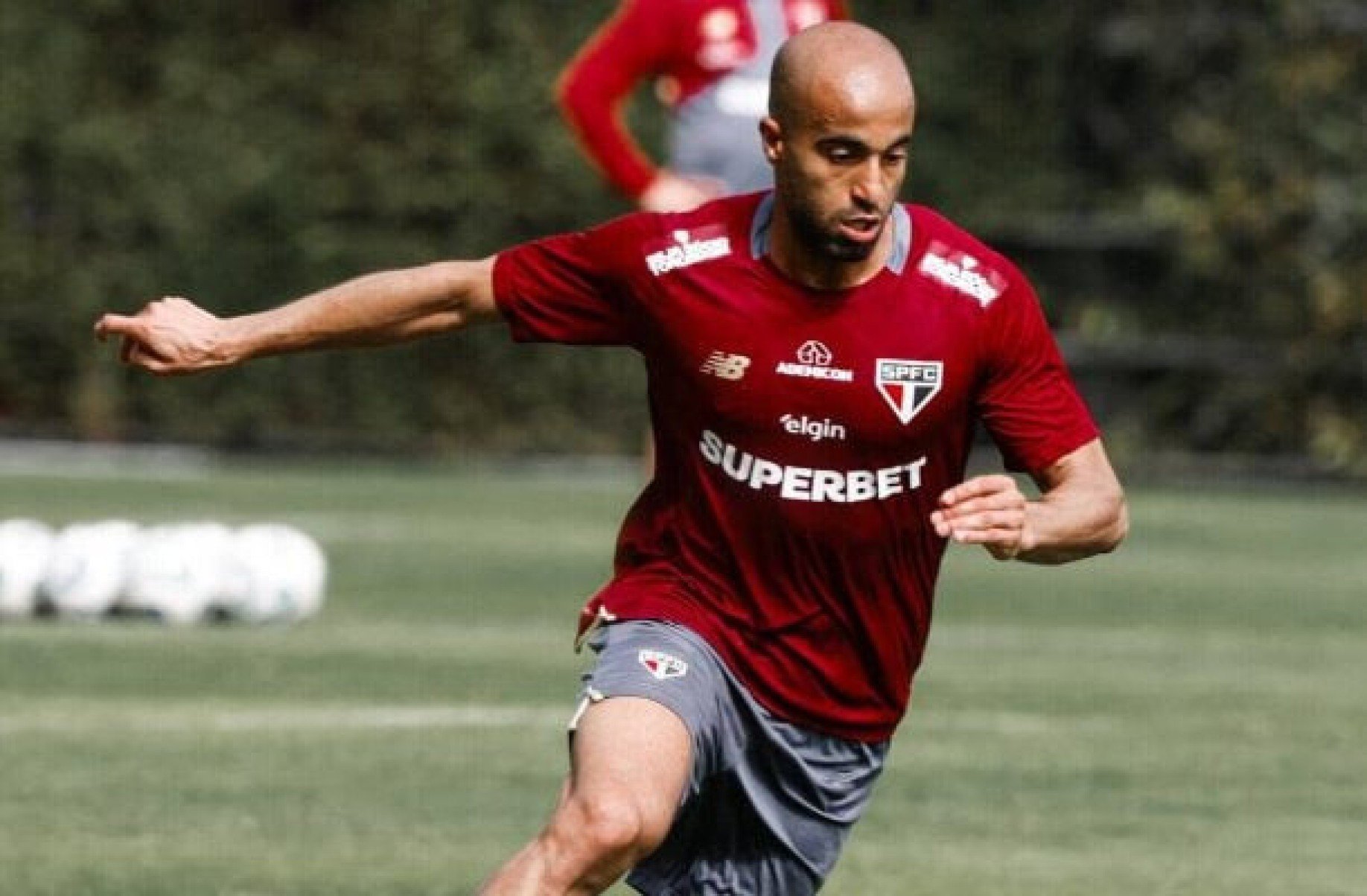 Lucas Moura e Lucas Ferreira treinam com bola na reapresentação do São Paulo
