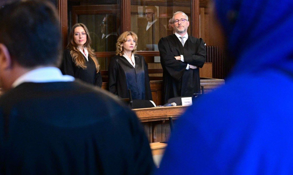 Advogados do réu nomeados pelo tribunal alemão aguardam início do julgamento de médico de cuidados paliativos acusado de matar 15 pacientes com injeções letais, no Tribunal Regional de Berlim   -  (crédito: Tobias Schwarz / AFP       )