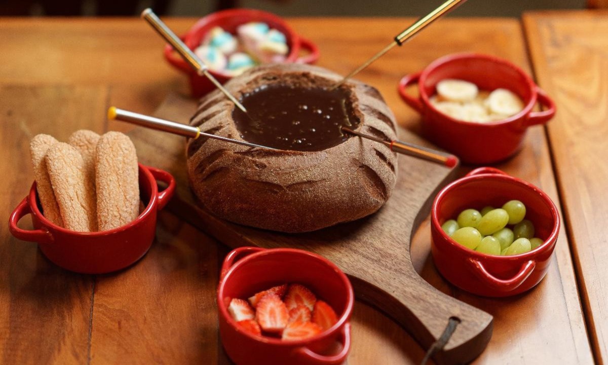 Fondue de chocolate com marshmallow, uva, banana e biscoito champagne 