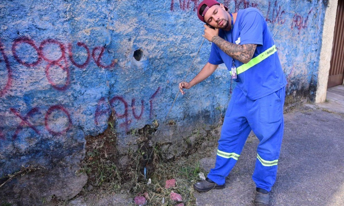 Os vazamentos ocultos s&atilde;o detectados por meio de hastes de escuta -  (crédito: Leandro Couri/EM/DA Press)