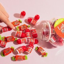Conheça os hidratantes labiais com sabor de balas brasileiras icônicas - Laby/ Divulgação