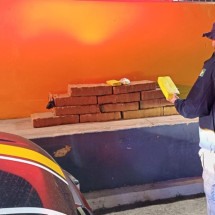 Durante a vistoria do VW Polo, os policiais encontraram grande quantidade de tabletes de maconha embrulhados em fita plástica -  (crédito: PRF/Divulgação)