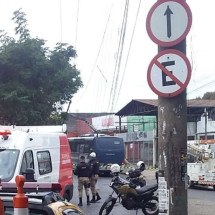 Ônibus bate em poste e interdita avenida de BH - BHTrans