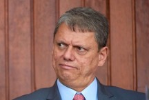 Aliados de Tarc&#237;sio veem &#8216;ajuda&#8217; de Eduardo Bolsonaro ao governador no tarifa&#231;o