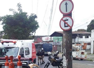 Ônibus bateu em um poste na Avenida Abílio Machado, no bairro Inconfidência, Região Noroeste de Belo Horizonte, na manhã desta segunda-feira (14/7) -  (crédito: BHTrans)