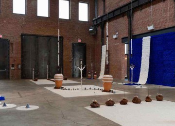 A mostra 'Amuletos', de Luana Vitra, nascida em Contagem, está em cartaz no SculptureCenter até o próximo dia 28; em agosto, ela abre exposição em São Paulo -  (crédito: Charles Benton/Divulgação)
