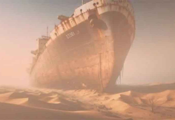 A Costa dos Esqueletos, na Namíbia, traz histórias marcantes com um verdadeiro cemitério a céu aberto, onde são encontrados milhares de navios encalhados nas areias do deserto. As diversas carcaças de barcos e esqueletos de animais marinhos revelam histórias de exploração, naufrágios e um passado colonial alemão. -  (crédito:  Divulgação)