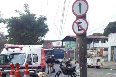Ônibus bateu em um poste na Avenida Abílio Machado, no bairro Inconfidência, Região Noroeste de Belo Horizonte, na manhã desta segunda-feira (14/7) -  (crédito: BHTrans)