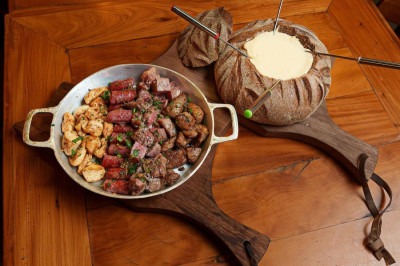 Fondue de creme três queijos, com ancho angus, filé mignon suíno, peito de frango e costela angus -  (crédito: Diego Vilaça/Studio 2pontozero)