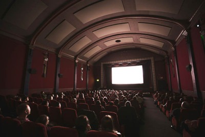 O cinema é uma das formas de entretenimento mais populares no mundo. Sua origem remonta ao final do século XIX, com os irmãos Lumière na França - Jake Hills / Unsplash -  (crédito: Jake Hills / Unsplash)
