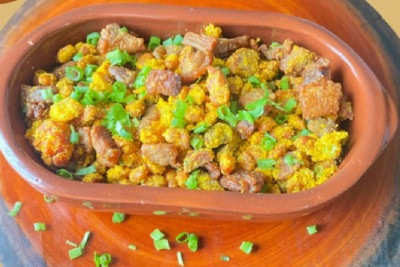 Feijão-tropeiro do restaurante Sabor da Casa, em Bertópolis -  (crédito: Laís Molina/ Divulgação)