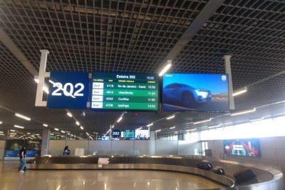 Passageiros aguardaram por horas na área de desembarque do Aeroporto de Confins, na Grande BH -  (crédito: Arquivo pessoal/Divulgação)
