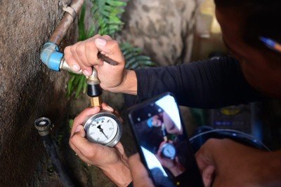 Para medição de pressão, equipe da Copasa utiliza o manômetro -  (crédito: Leandro Couri/EM/DA Press)