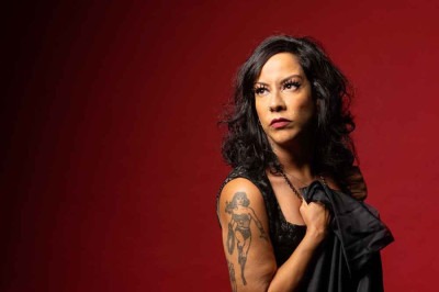 Em seu novo álbum, Marya Bravo gravou uma música inédita do pai, 'Faca no peito', que sequer havia sido registrada -  (crédito: Leo Aversa/Divulgação)