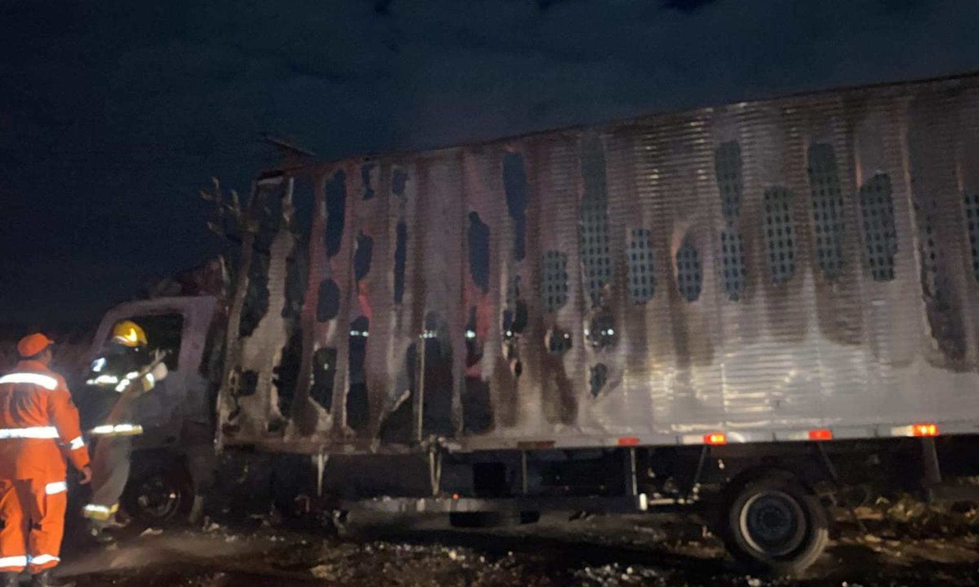 Corpo coberto com cal é encontrado perto de local de caminhão incendiado - PRF/Divulga&ccedil;&atilde;o