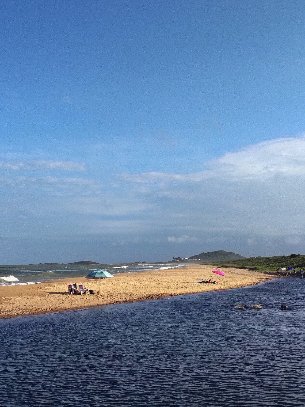 Lagoa dos Caraís é propícia ao banho, mas os visitantes também podem explorá-la a remo, a bordo de caiaques
    -Alexandre Carneiro/EM/D.A.Press