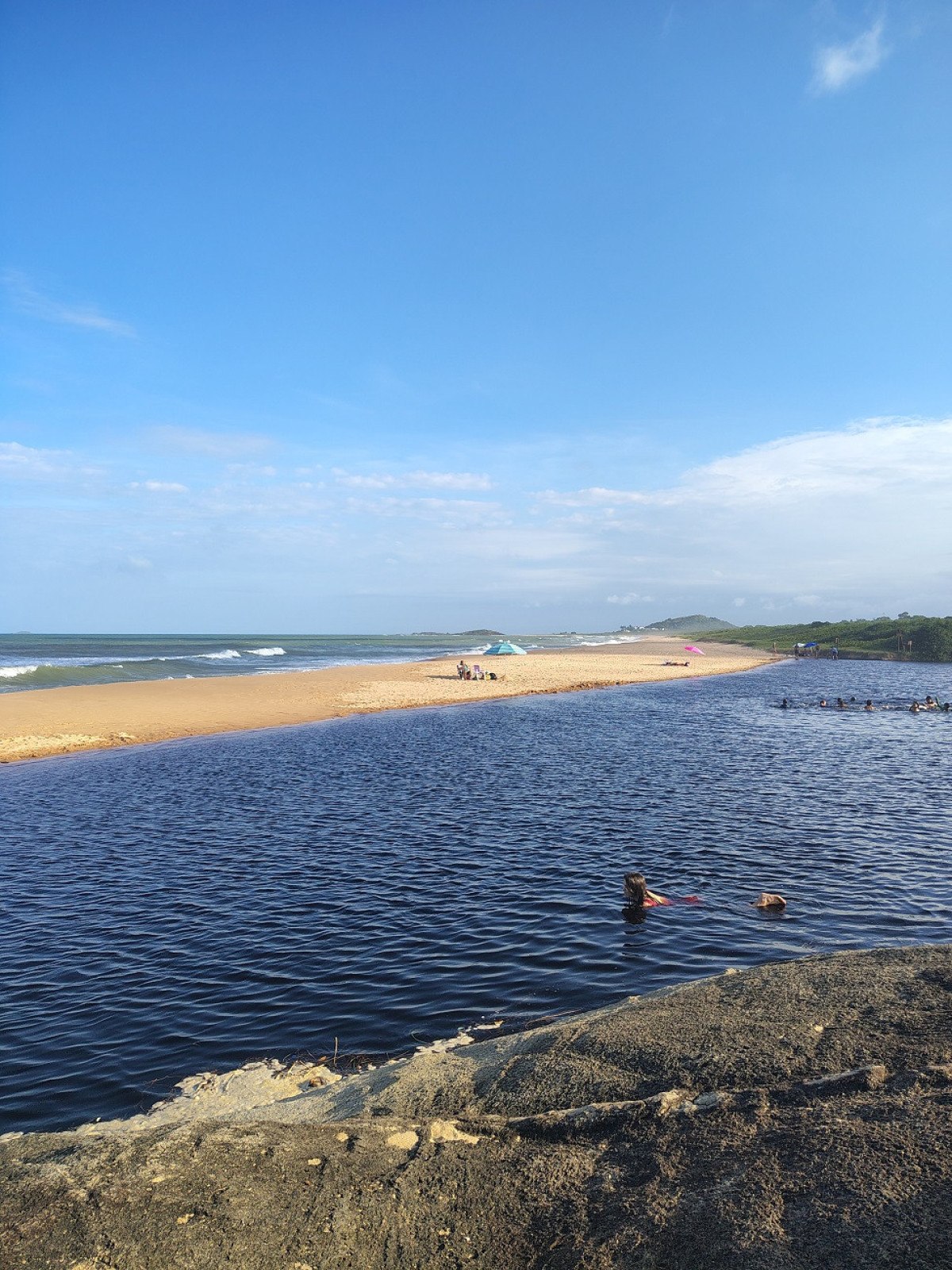 Maioria dos visitantes prefere se refrescar na extremidade da lagoa que fica próxima à praia    -Alexandre Carneiro/EM/D.A.Press