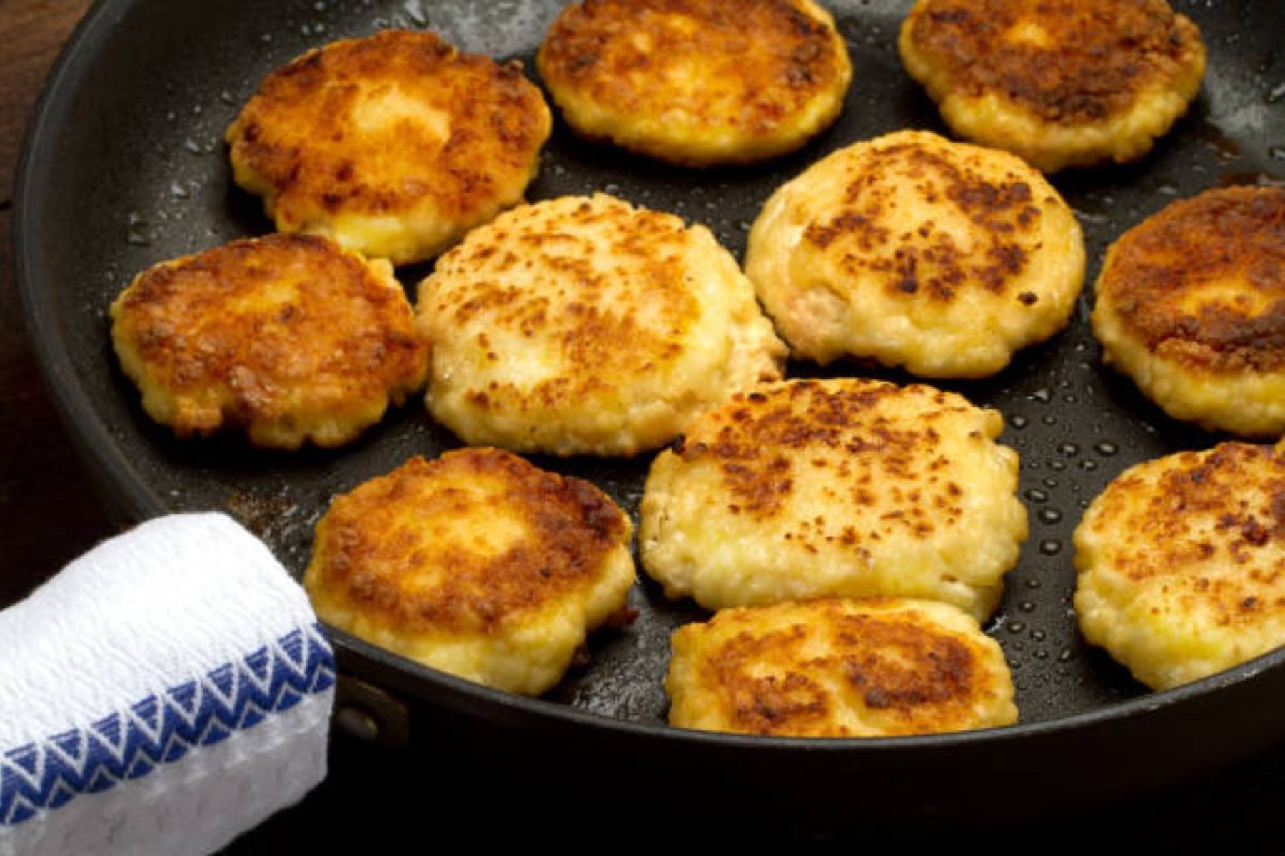 Pão de queijo de frigideira: bolinhas douradas e cremosas, prontas em apenas cinco minutos
