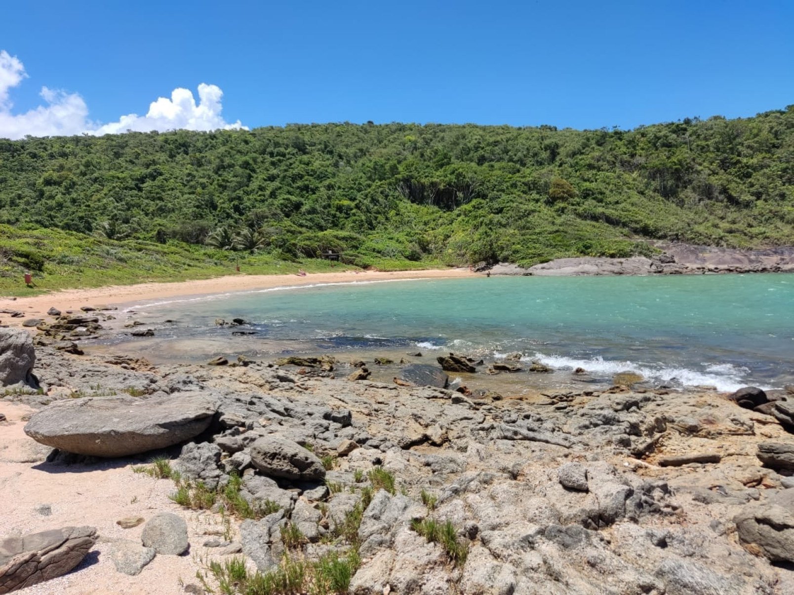 Praia do Ermitão é a maior e mais frequentada do Parque Natural Municipal do Morro da Pescaria-Prefeitura de Guarapari/Divulgação