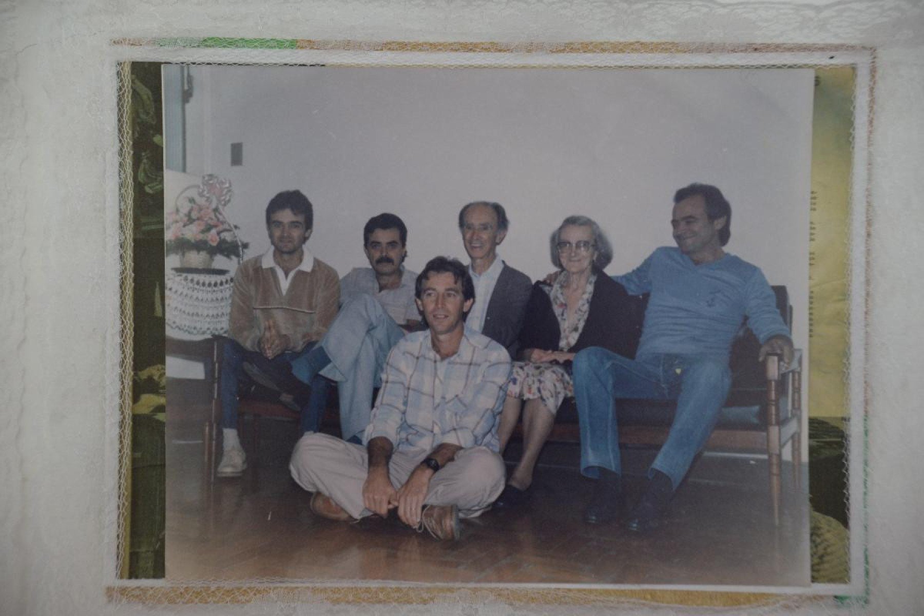 Maria Helena de Souza e Silva e José Olavo de Azevedo Silva com seus 4 filhos, Gentil está sentado no chão com as pernas cruzadas