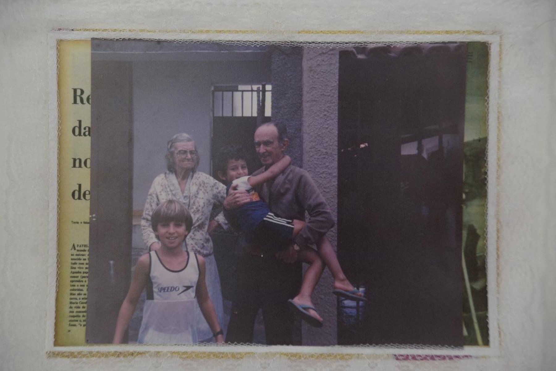 Maria Helena de Souza e Silva e José Olavo de Azevedo Silva ao lado de dois netos