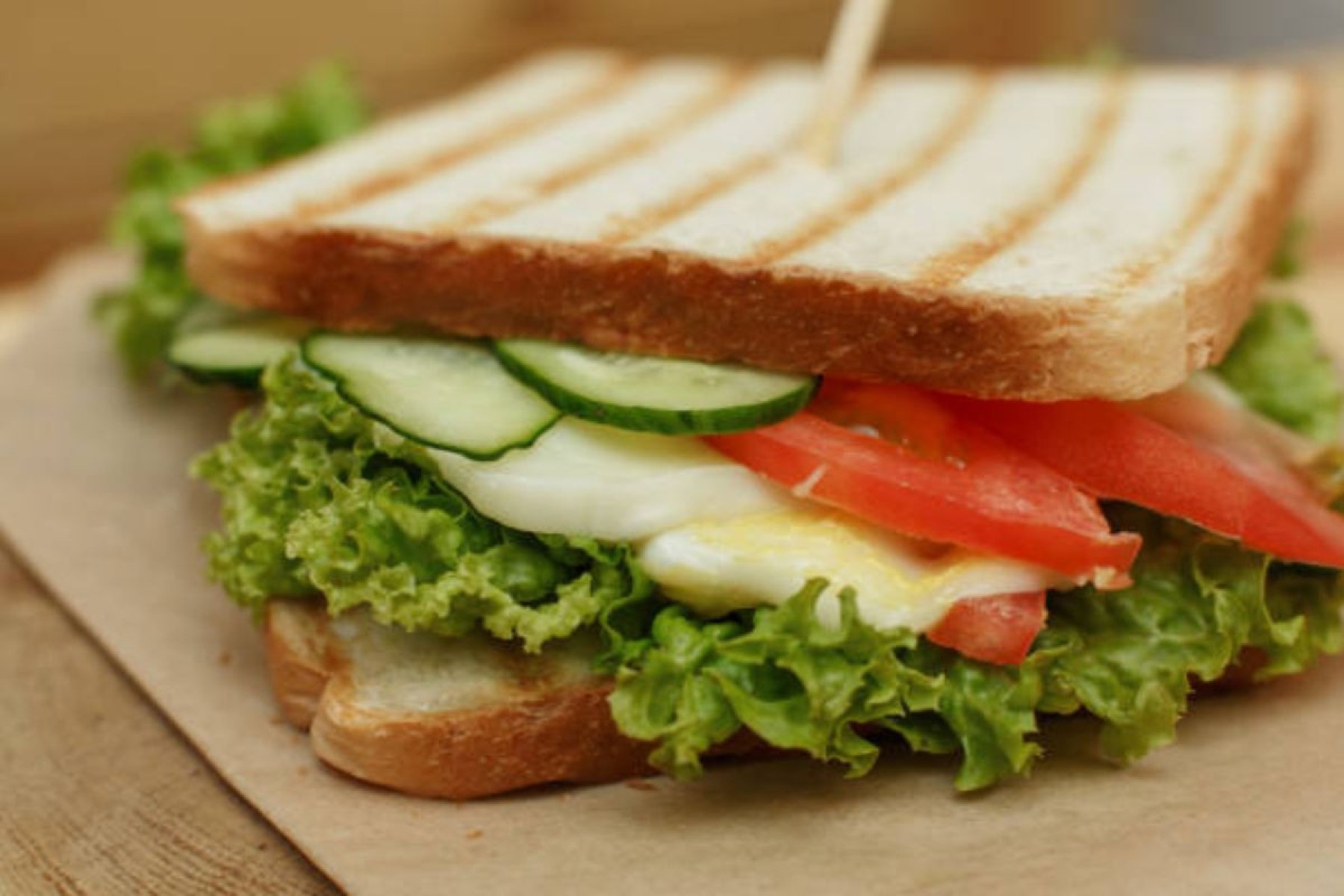 Crocrante e cheio de sabor, o sanduíche com hommus é uma opção vegetal rica em proteínas e fibras