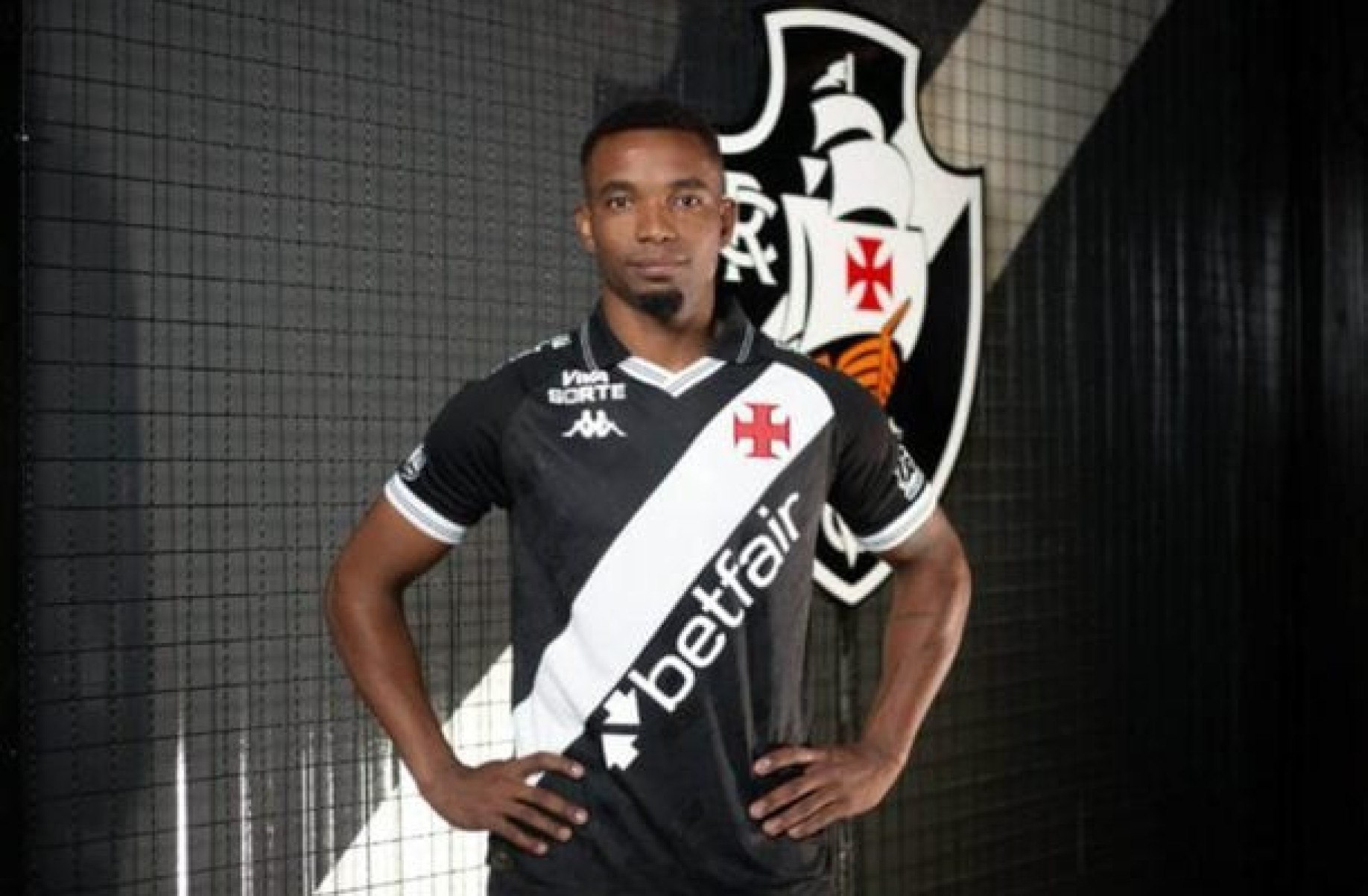 Vasco anuncia contratação do volante Thiago Mendes