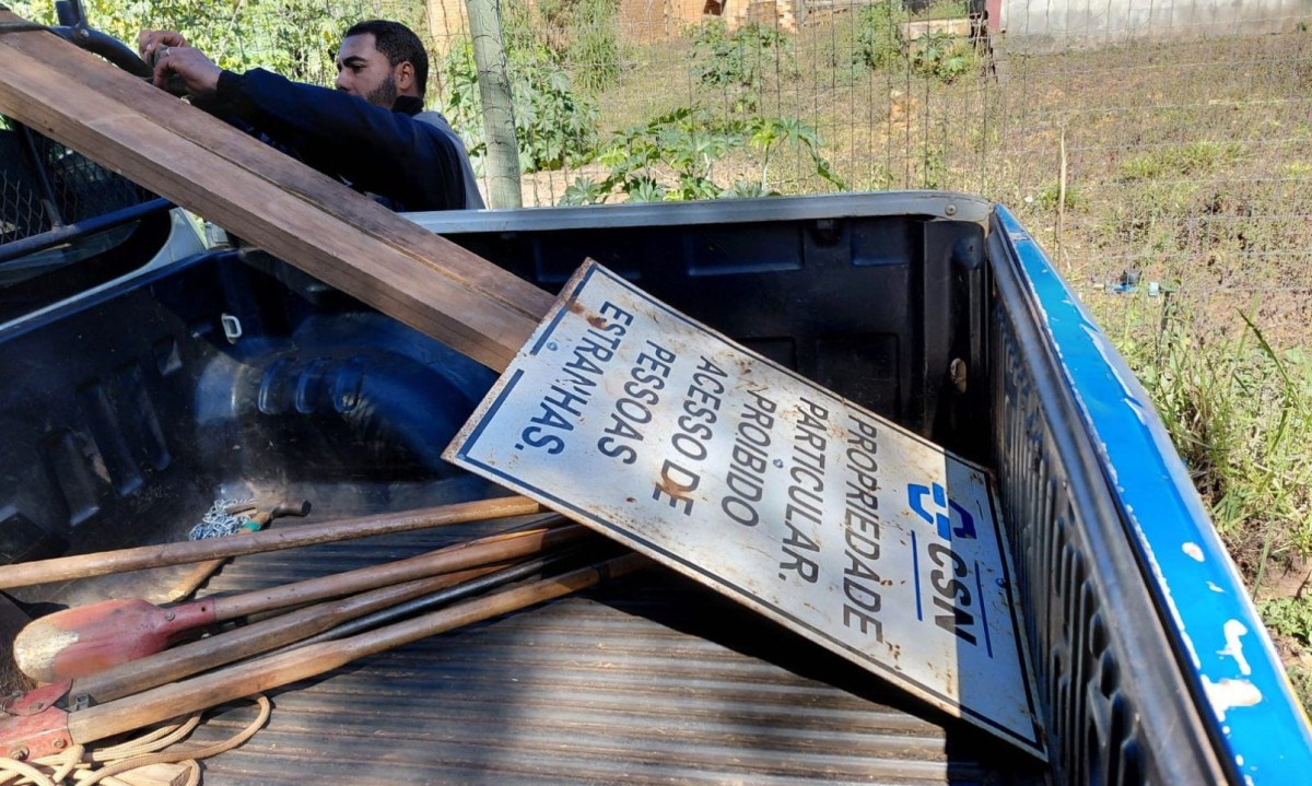 Placa com a logo da CSN, com os dizeres de "propriedade privada", que foi colocada em frente a casa de morador da comunidade Placa com a logo da CSN, com os dizeres de "propriedade privada", que foi colocada em frente a casa de morador da comunidade